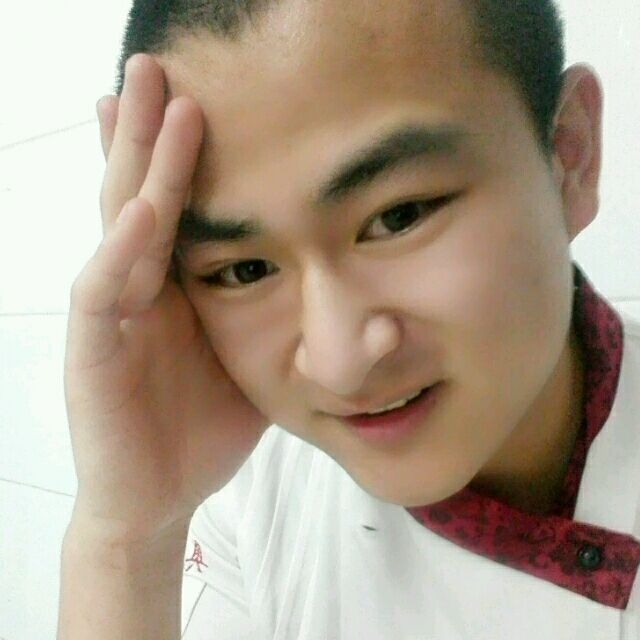 人潮拥挤的第一张照片--金门相亲网